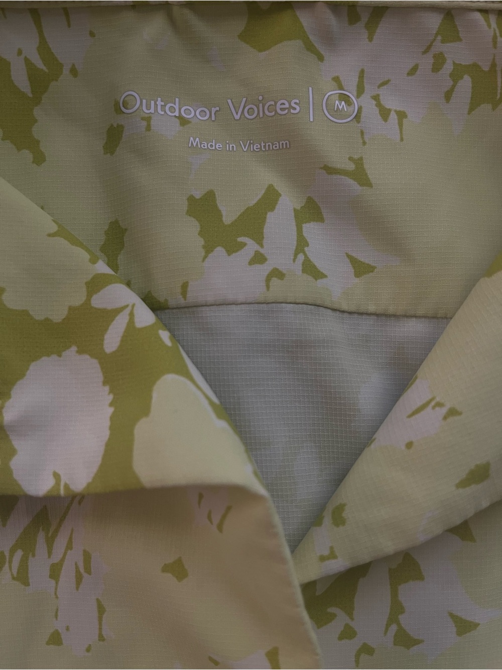 Outdoor Voices SolarCool Tourist Camp Shirt – Hyper Green Floral Medium - Picture 8 of 9